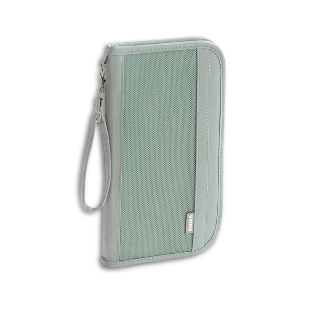 Portafoglio da viaggio verde in tessuto e pelle sintetica, con cerniera e cinturino da polso. Accessorio elegante e funzionale per documenti.