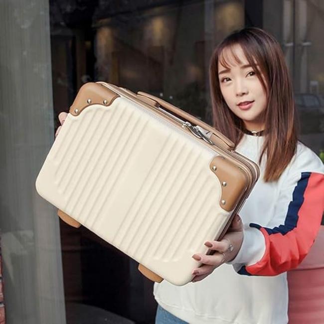 Donna con valigia rigida beige, design moderno, angoli rinforzati marroni. Ideale per viaggi, bagaglio a mano, stile elegante e funzionale.