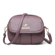 Borsa a tracolla in pelle viola con logo dorato, design elegante e compatto, ideale per moda donna. Accessorio chic per ogni occasione.