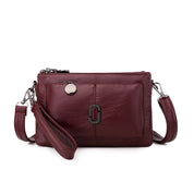 Borsa a tracolla in pelle bordeaux con cerniera, tasca frontale e dettagli metallici. Elegante accessorio moda donna, ideale per ogni occasione.