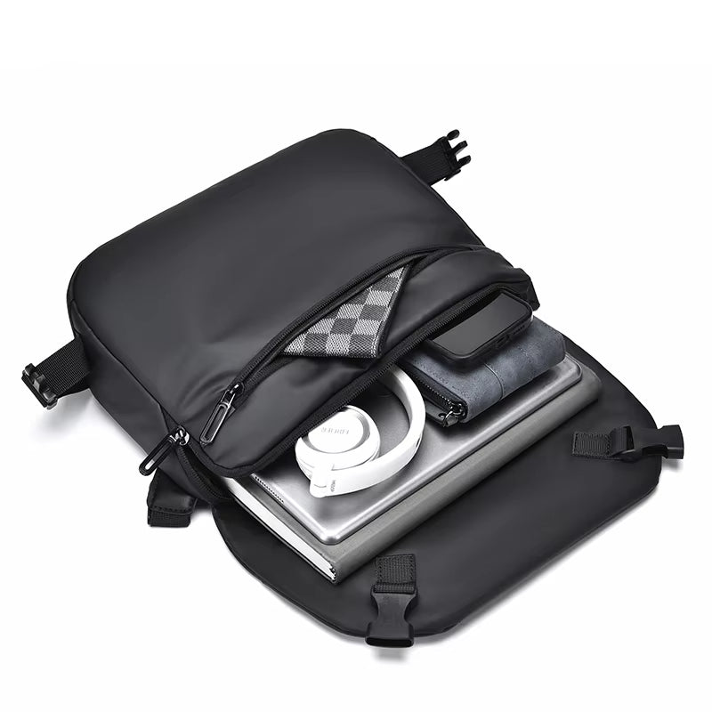 Zaino nero aperto con laptop, cuffie bianche, smartphone e accessori. Design moderno, ideale per lavoro e viaggio. Tasche multiple, resistente.
