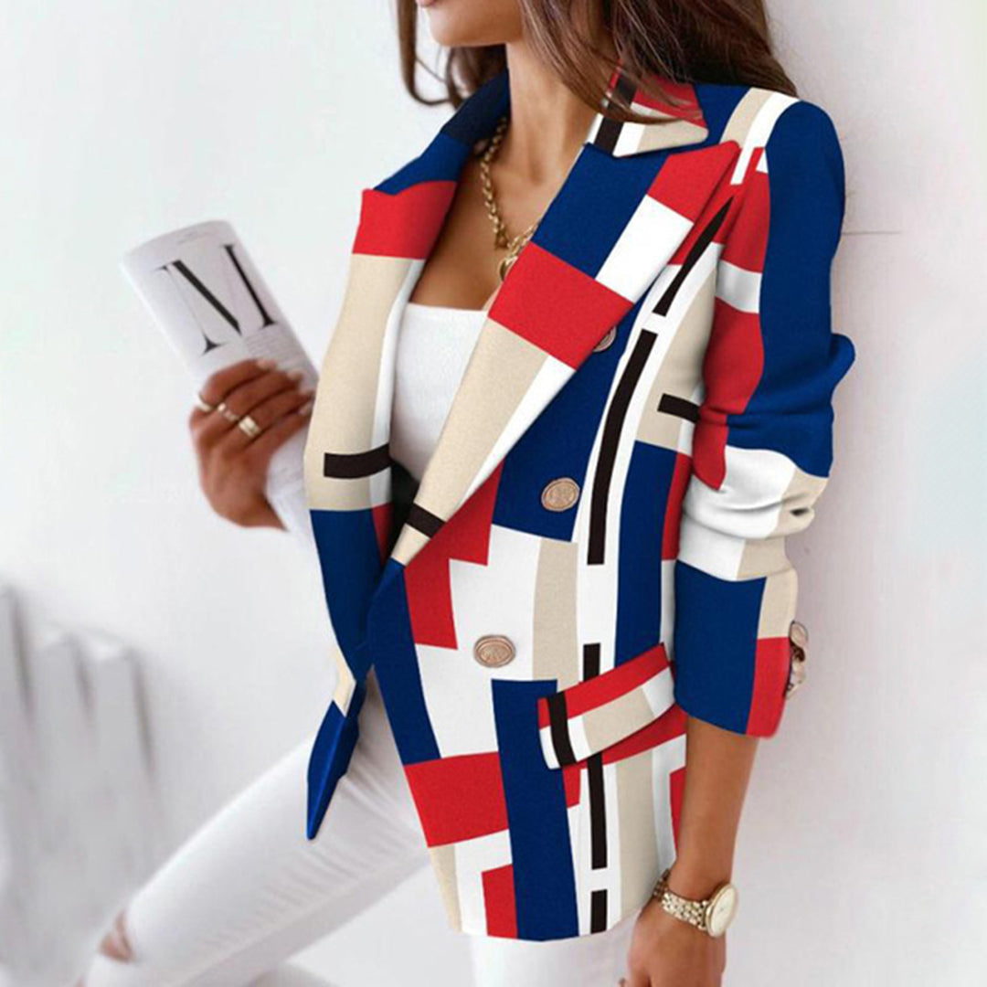 Giacca donna elegante a quadri colorati, blu, rosso e beige, con bottoni dorati. Moda femminile, abbigliamento casual chic, stile moderno.
