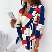 Giacca donna elegante a quadri colorati, blu, rosso e beige, con bottoni dorati. Moda femminile, abbigliamento casual chic, stile moderno.