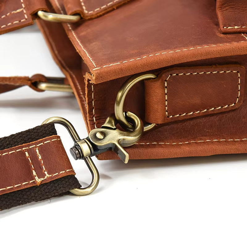 Borsa in pelle marrone con cuciture bianche, fibbia in metallo dorato e tracolla regolabile. Accessorio moda elegante e resistente.