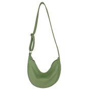 Borsa a tracolla verde oliva, design a mezzaluna, in pelle sintetica. Accessorio moda donna, elegante e versatile per ogni occasione.