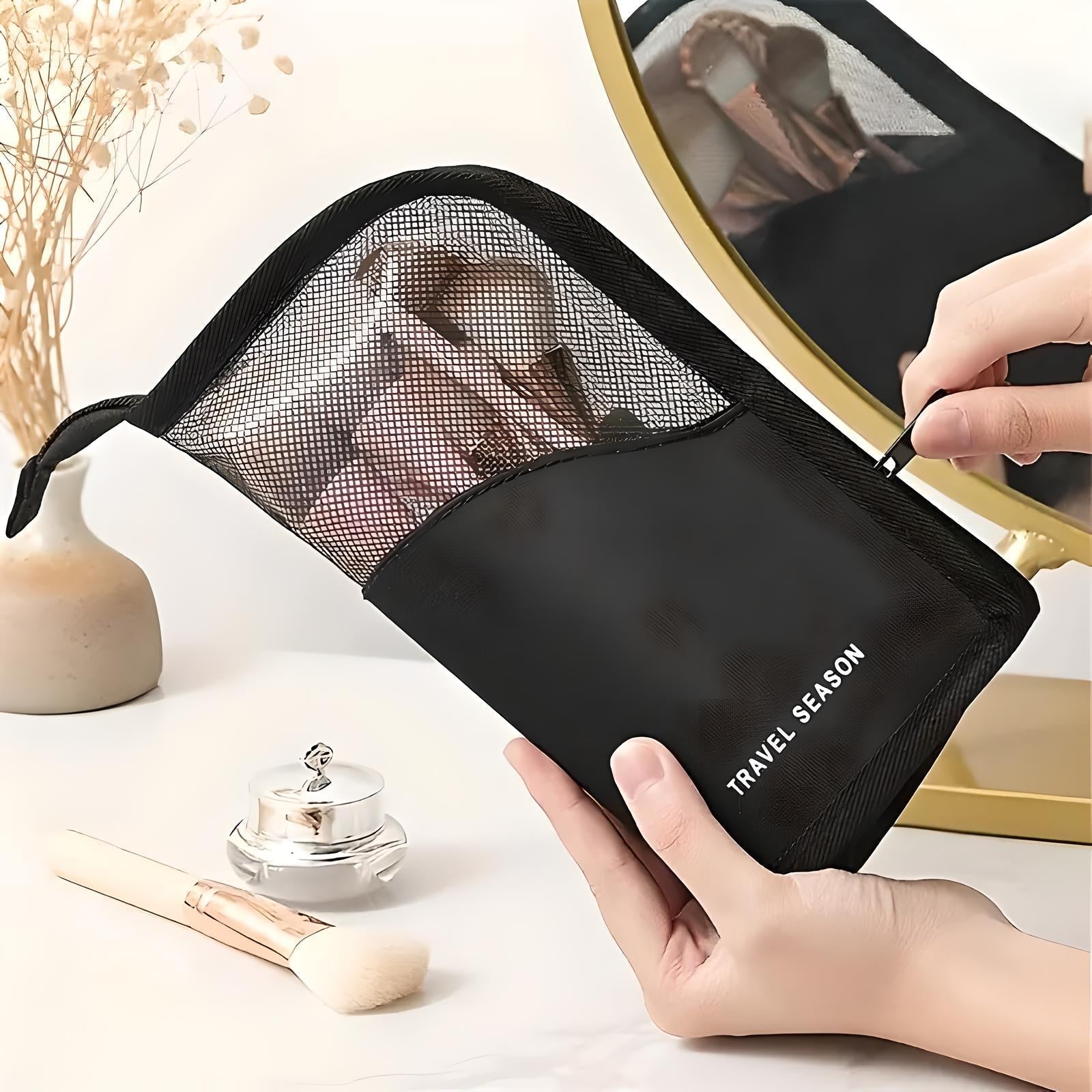 Astuccio nero da viaggio per cosmetici con cerniera, contenente pennelli trucco. Accessorio essenziale per organizzare il make-up in viaggio.