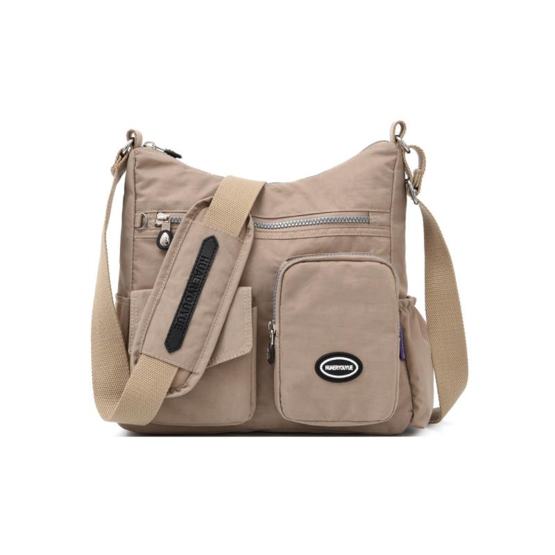Borsa a tracolla beige in nylon con tasche multiple, cerniere e logo. Design casual e funzionale, ideale per uso quotidiano e viaggi.
