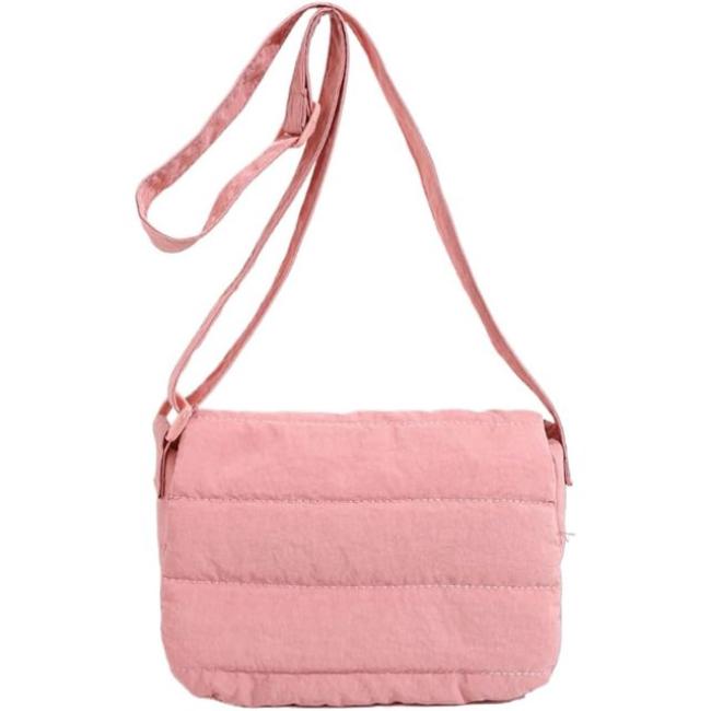 Borsa a tracolla rosa trapuntata, design elegante e moderno, perfetta per moda femminile. Accessorio versatile per ogni occasione.