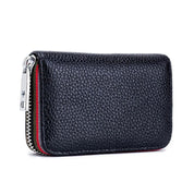 Portafoglio in pelle nera con texture, chiusura a zip argentata, design compatto. Accessorio moda elegante e funzionale per uomo e donna.