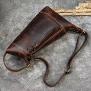 Borsa a tracolla in pelle marrone vintage, design elegante con cuciture a contrasto, ideale per moda uomo e donna, accessorio di tendenza.
