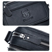Borsa a tracolla in pelle nera con logo toro, doppia cerniera argentata, design elegante e resistente. Accessorio moda uomo, alta qualità.