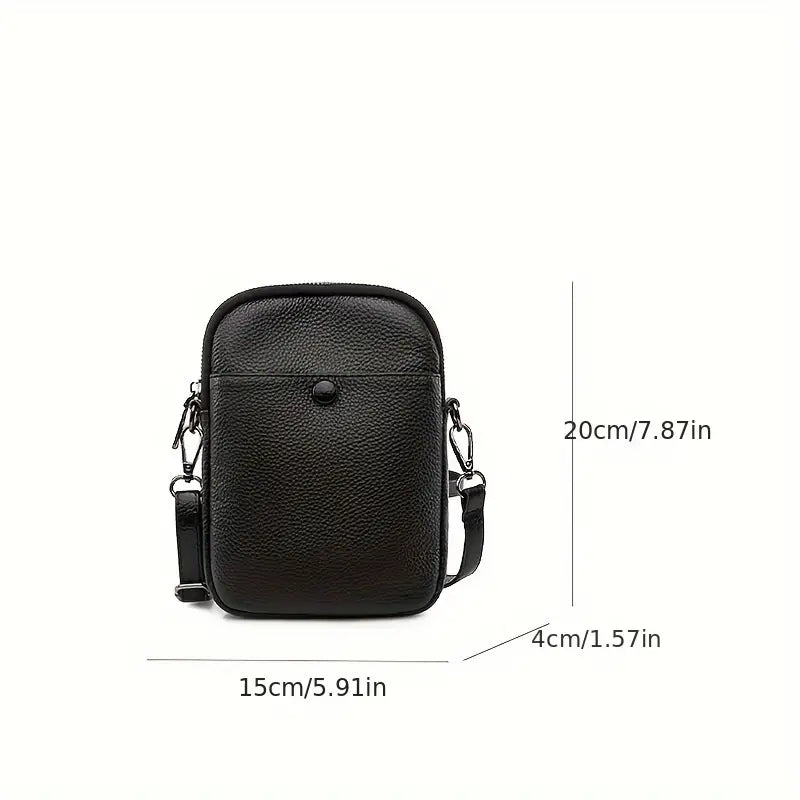 Borsa a tracolla in pelle nera, dimensioni 20x15x4 cm, con tracolla regolabile e chiusura a bottone. Accessorio moda uomo elegante e pratico.