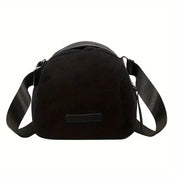 Borsa a tracolla nera in tessuto a coste, design moderno, chiusura con zip, ideale per uso quotidiano. Accessorio moda donna elegante e pratico.