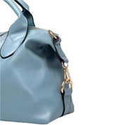 Borsa a mano in pelle blu chiaro, design elegante, dettagli in metallo dorato, ideale per moda donna, accessorio di lusso, stile contemporaneo.