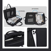 Zaino porta PC nero con apertura a 90° e 180°, scomparti per laptop, tablet, cuffie e accessori, ideale per viaggi e lavoro.