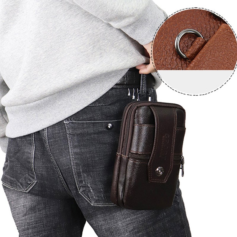 Marsupio in pelle marrone attaccato a cintura, con cerniera e anello metallico. Accessorio moda uomo, pratico per viaggi e uso quotidiano.
