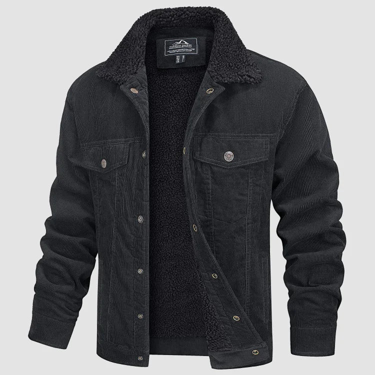 Giacca invernale uomo nera, foderata in pile, con colletto in pelliccia sintetica, bottoni frontali, tasche sul petto, stile casual e caldo.