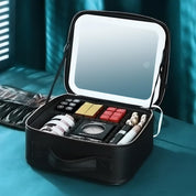 Custodia organizer per trucco con specchio LED, scomparti per cosmetici, pennelli e accessori. Ideale per viaggi e uso quotidiano.