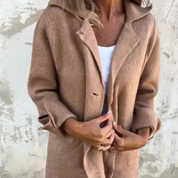 Cappotto donna in lana beige, elegante e caldo, con colletto classico e bottoni, perfetto per l'autunno e l'inverno. Moda femminile autunnale.