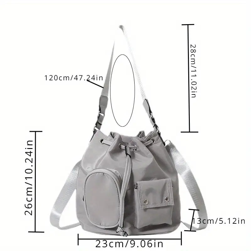Zaino a secchiello grigio con tasche multiple, tracolla regolabile, dimensioni 23x26x13 cm, ideale per moda casual e viaggi.