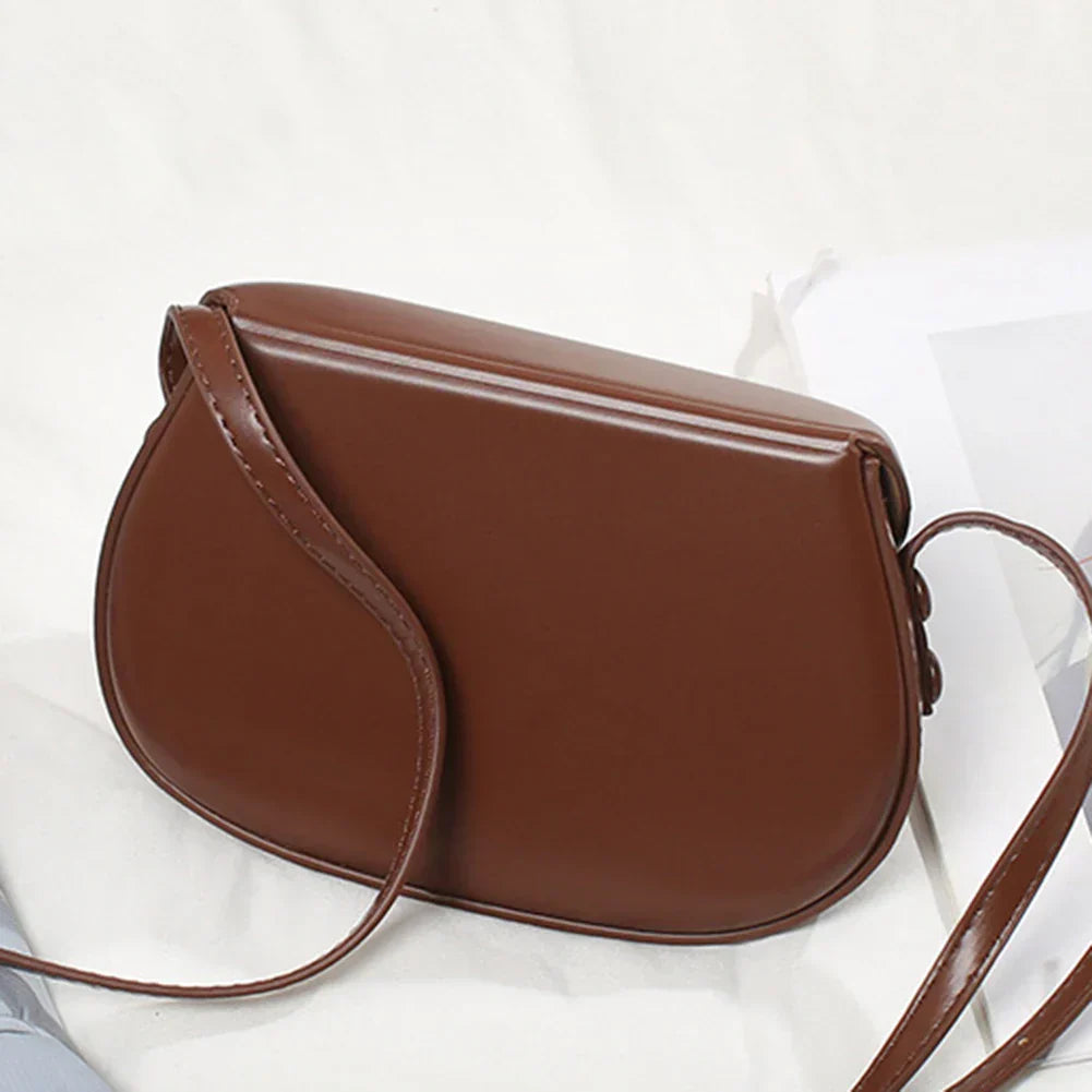 Borsa a tracolla marrone in pelle sintetica, design elegante e minimalista, perfetta per moda donna, accessorio versatile per ogni occasione.