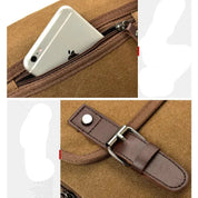 Zaino in tela marrone con tasca per smartphone e chiusura a fibbia in pelle. Design pratico e resistente, ideale per viaggi e uso quotidiano.