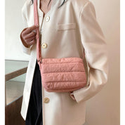 Giacca bianca elegante con borsa a tracolla rosa trapuntata, moda donna, accessori chic, stile casual, abbigliamento autunnale.