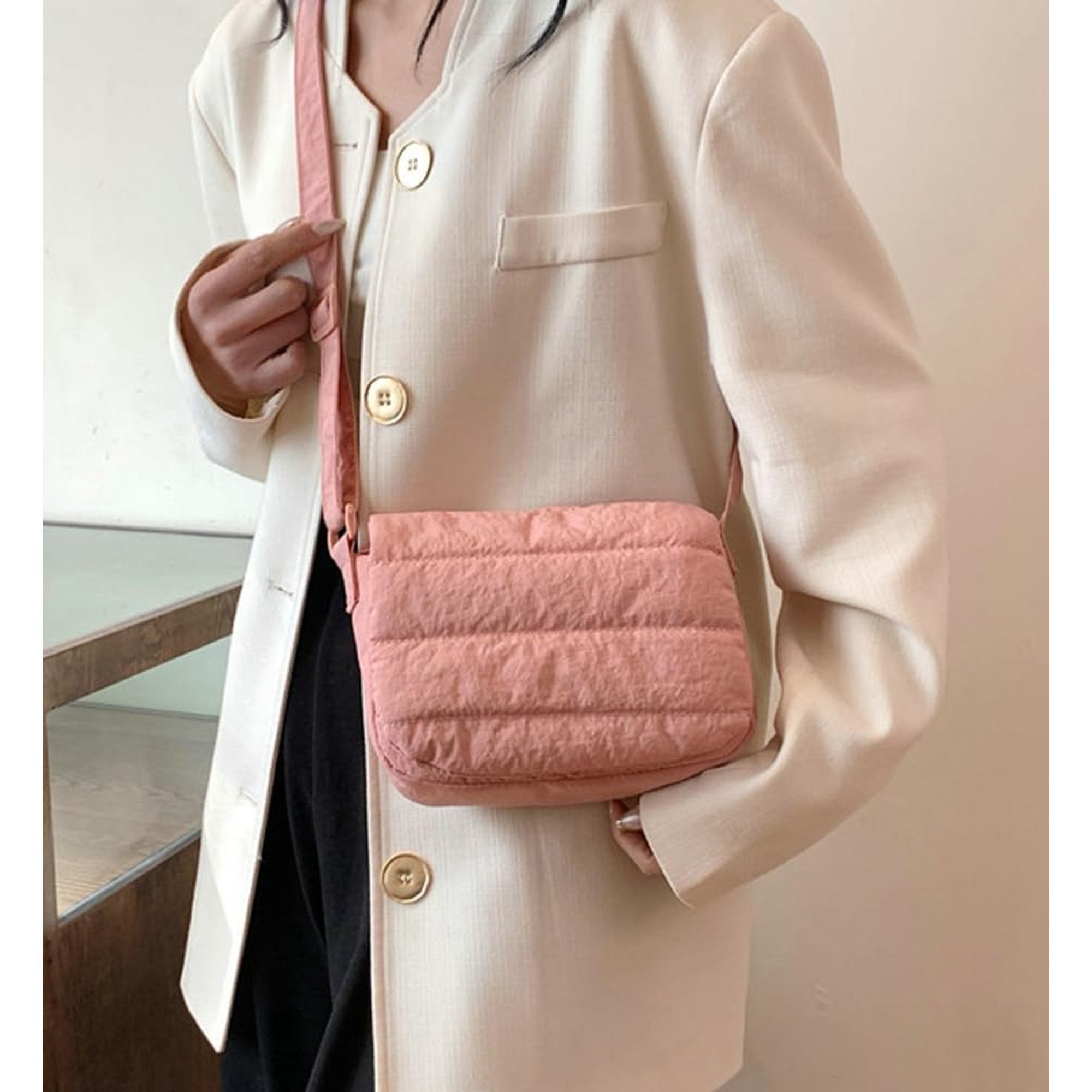 Giacca bianca elegante con borsa a tracolla rosa trapuntata, moda donna, accessori chic, stile casual, abbigliamento autunnale.