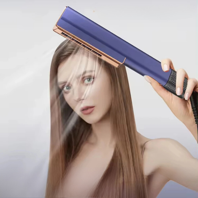Donna che utilizza una piastra per capelli blu su capelli lisci. Strumento per styling capelli, tecnologia avanzata, cura dei capelli.