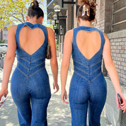 Due donne indossano tute di jeans con schiena a cuore, camminano su un marciapiede soleggiato. Moda casual, abbigliamento denim, stile urbano.