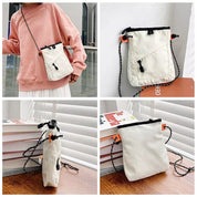 Borsa a tracolla bianca unisex, design minimalista, con chiusura a coulisse e dettagli neri. Perfetta per moda casual e accessori quotidiani.