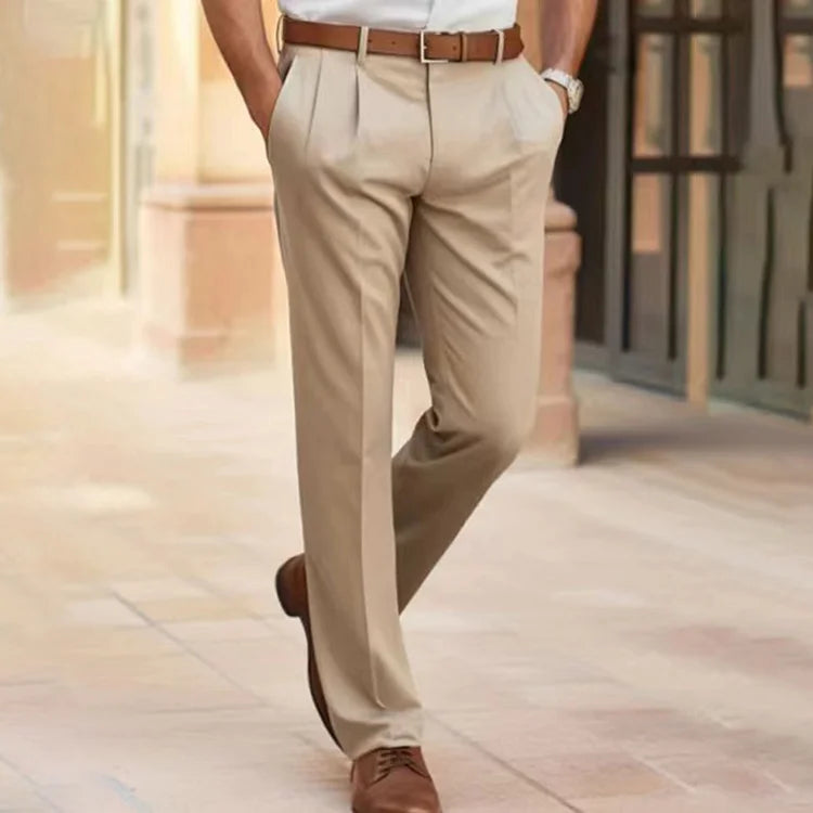 Pantaloni eleganti beige da uomo, taglio classico, abbinati a scarpe marroni. Ideali per look formale o business casual.