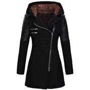 Cappotto donna nero con cappuccio, maniche in pelle trapuntata, chiusura zip asimmetrica. Elegante e moderno, ideale per l'inverno.