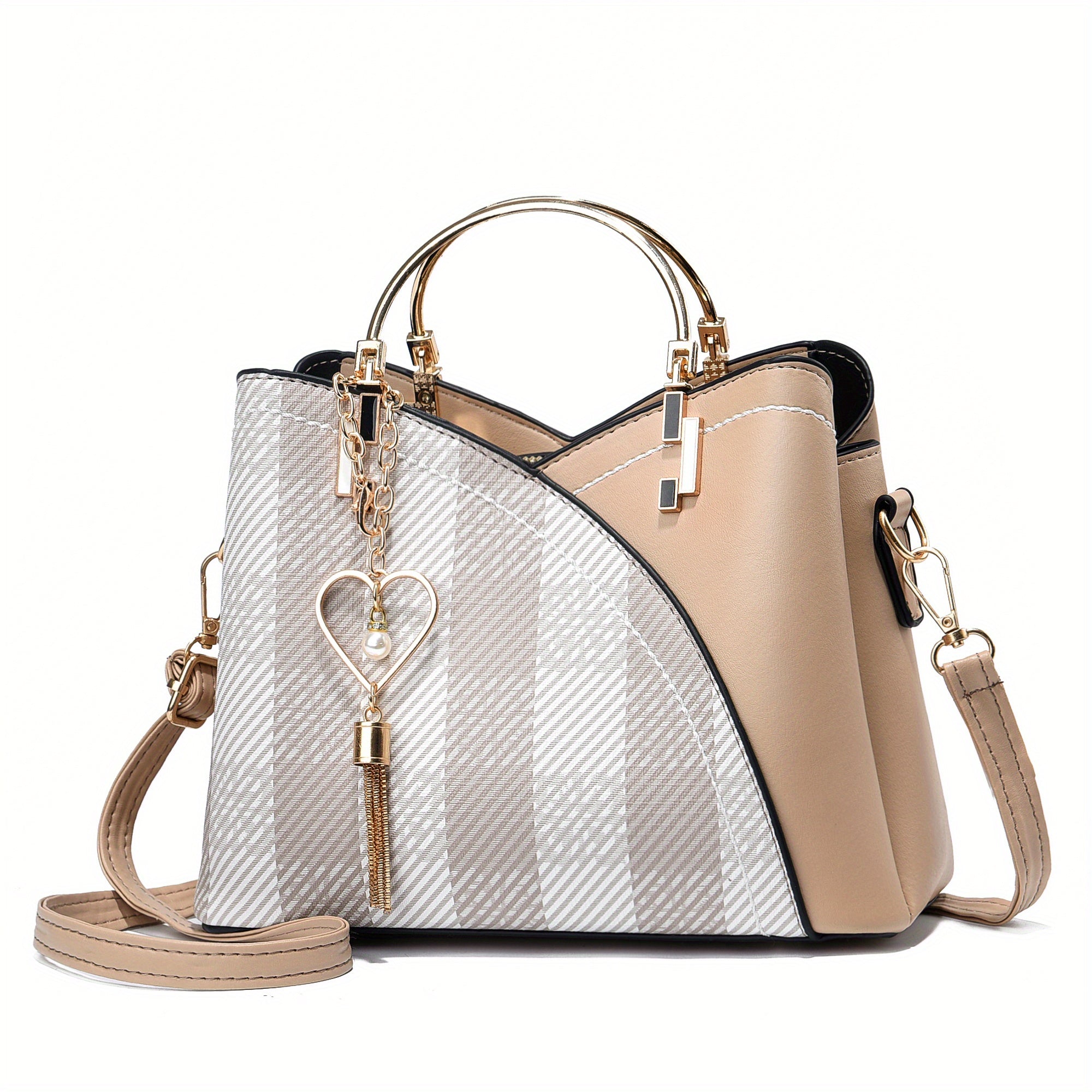 Borsa a tracolla elegante in pelle beige e bianca con dettagli dorati, ciondolo a cuore, manico superiore e tracolla regolabile. Accessorio moda donna.