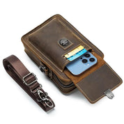 Custodia in pelle marrone per smartphone con tracolla, tasca per carte e chiusura a bottone. Design vintage, compatibile con iPhone.
