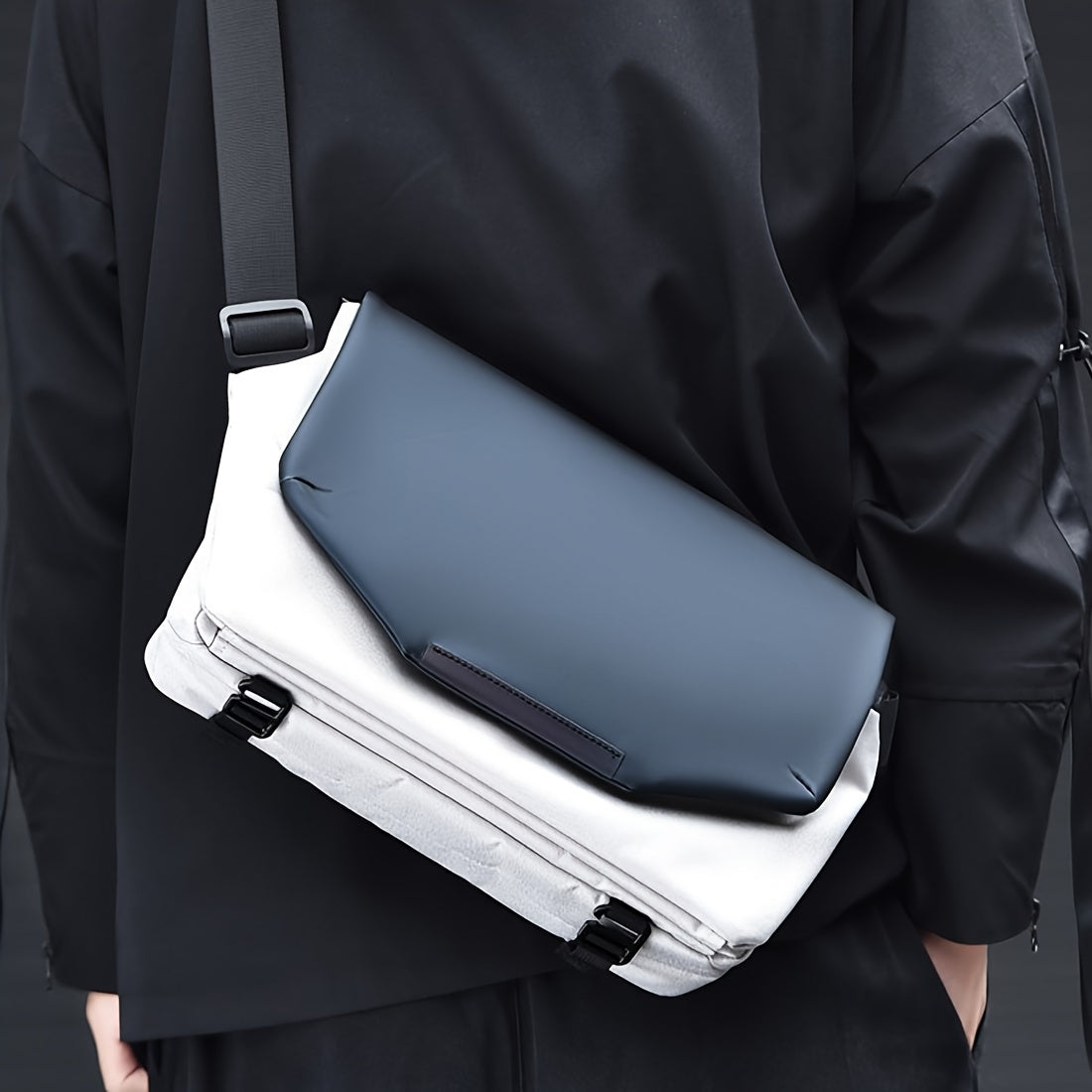 Borsa a tracolla moderna unisex in pelle nera e tessuto bianco, design minimalista, ideale per lavoro e tempo libero. Accessorio moda versatile.
