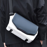 Borsa a tracolla moderna unisex in pelle nera e tessuto bianco, design minimalista, ideale per lavoro e tempo libero. Accessorio moda versatile.