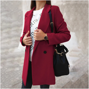 Cappotto rosso elegante da donna, abbinato a maglione bianco e borsa nera. Moda autunnale, stile casual chic, tendenze abbigliamento femminile.