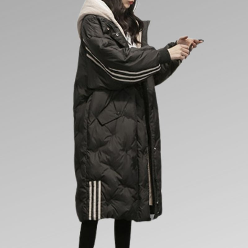 Cappotto lungo nero imbottito da donna con cappuccio, dettagli a righe bianche, ideale per l'inverno. Stile casual e moderno.
