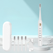 Spazzolino elettrico bianco con cinque testine di ricambio, custodia da viaggio e supporto. Design moderno, ideale per igiene orale quotidiana.