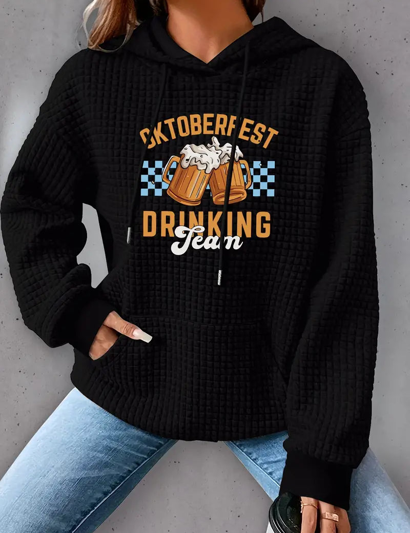 Felpa nera con cappuccio, design "Oktoberfest Drinking Team" con boccali di birra, ideale per feste e abbigliamento casual autunnale.