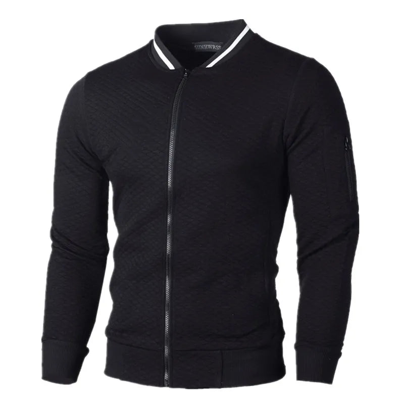 Giacca bomber nera da uomo con zip frontale, colletto a contrasto bianco e nero, maniche lunghe, tasca con zip sulla manica. Moda casual elegante.