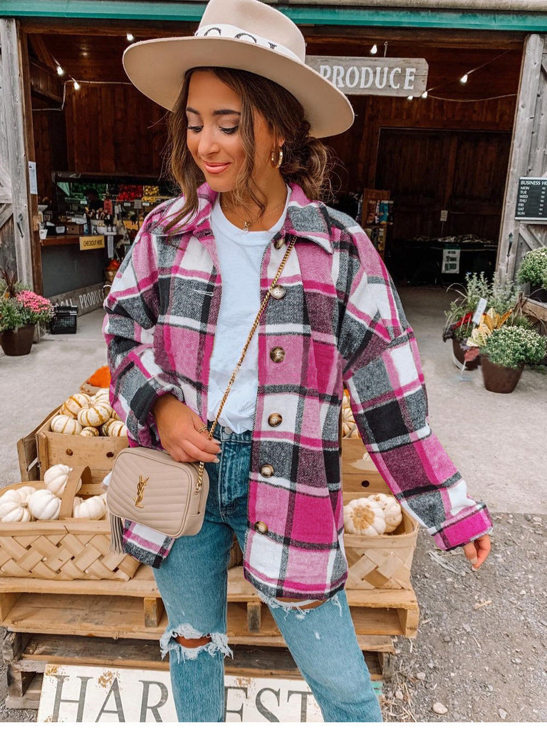 Donna con cappotto a quadri rosa e bianco, jeans strappati, borsa beige, cappello beige, davanti a negozio di prodotti agricoli. Moda autunnale casual.