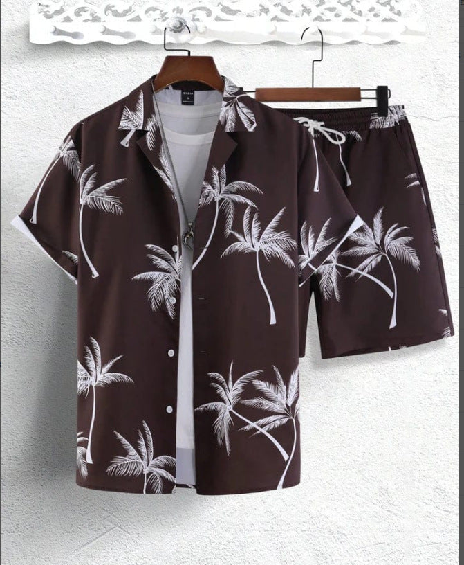 Completo estivo uomo, camicia e pantaloncini marroni con stampa palme bianche, stile casual, perfetto per vacanze e moda estiva.