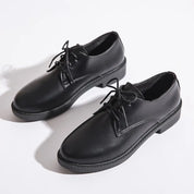 Scarpe stringate nere in pelle, design classico, suola robusta, eleganti e versatili per uomo, ideali per ufficio e occasioni formali.