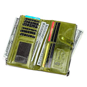 Portafoglio in pelle verde aperto con scomparti per carte di credito, banconote in dollari e tasca trasparente. Design elegante e funzionale.
