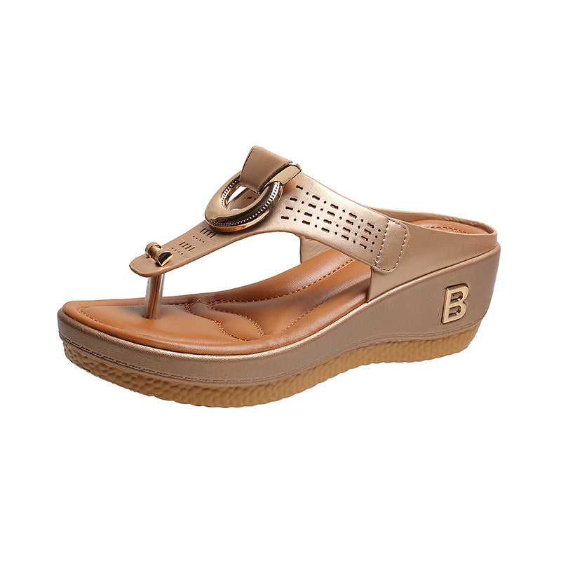 Sandalo donna beige con zeppa, cinturino traforato, fibbia decorativa e suola antiscivolo. Calzatura estiva elegante e comoda.