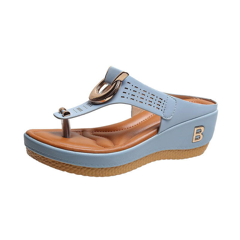 Sandalo donna blu con zeppa, design moderno, cinturino traforato, suola antiscivolo marrone, ideale per estate, moda casual, comfort quotidiano.