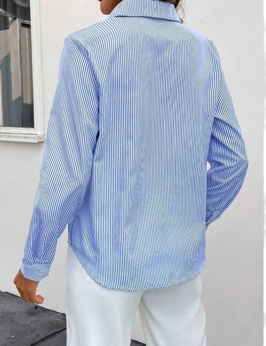 Camicia a righe blu e bianche da donna, maniche lunghe, stile casual, tessuto leggero, perfetta per look eleganti e quotidiani.