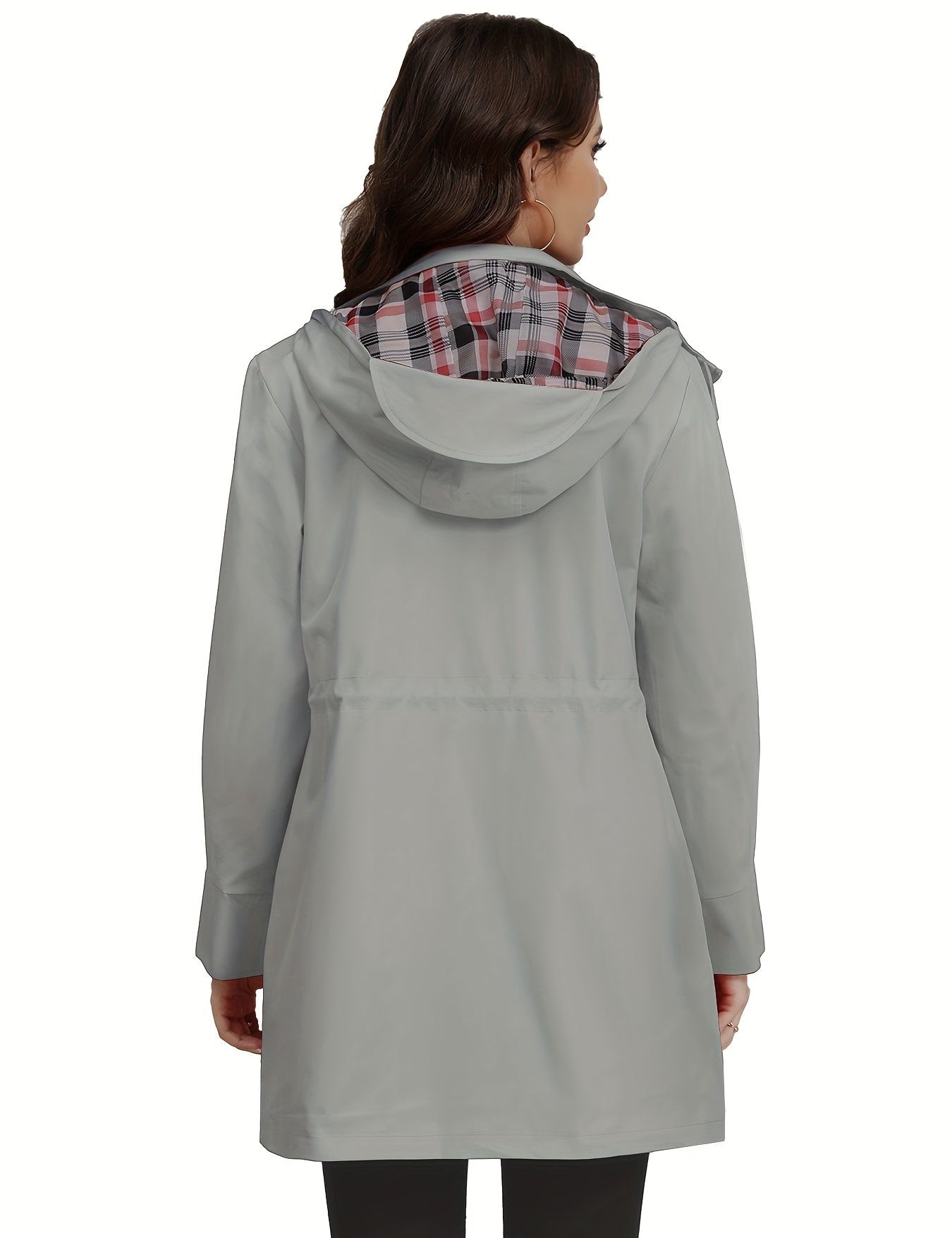 Giacca impermeabile donna grigia con cappuccio, fodera a quadri, vista posteriore. Elegante e funzionale per pioggia. Moda autunnale.